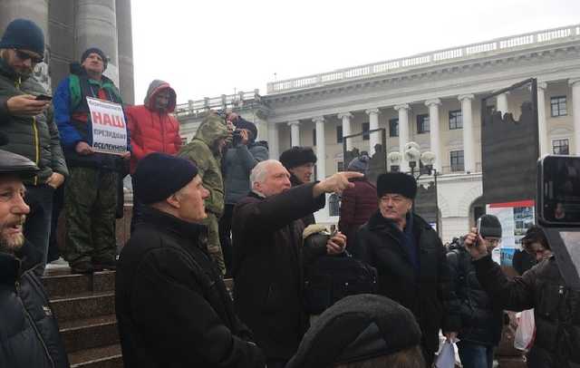 Сторонники Порошенко превратили монумент Независимости в помойку