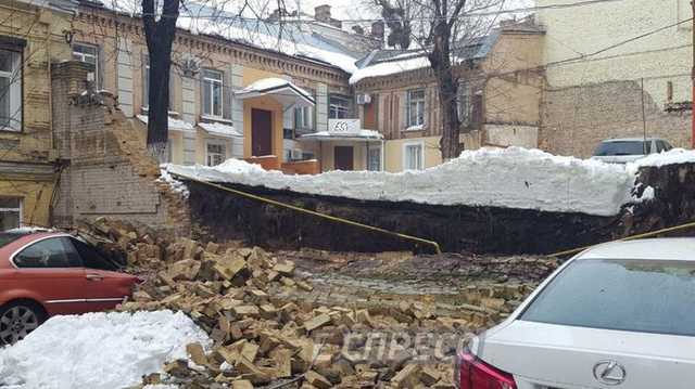 Рухнувшая стена оставила без газа 4 дома в Киеве