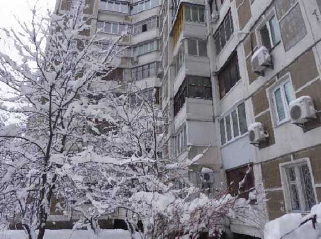 Киевлянин выпрыгнул с 7 этажа в сугроб, убегая от соседа с ножом