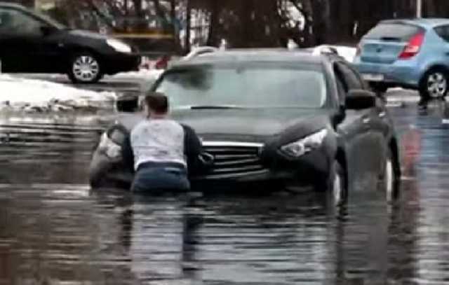 Залило по двери. В Киеве автомобили плывут по затопленной дождями улице