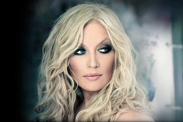 Украинская певица в шапке-ушанке похвасталась "народным корпоративом" в Кремле