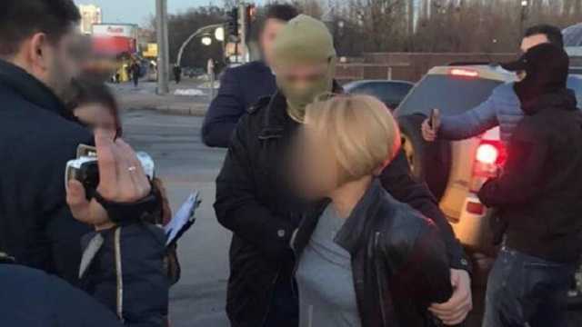 На Киевщине поймали взяточницу с необычным "подарком"