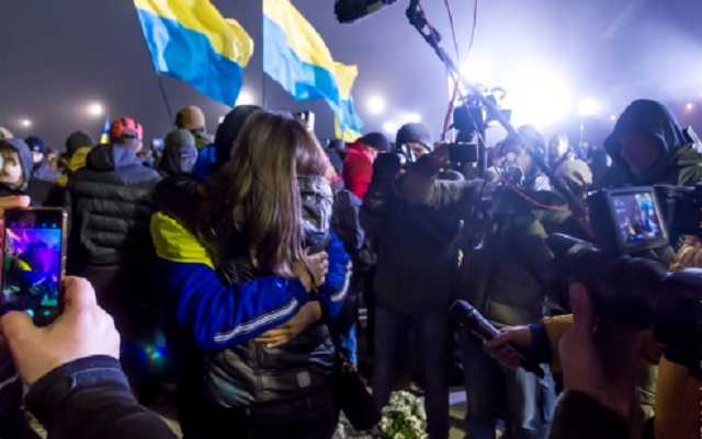 Плач, цветы, смех, слезы, объятия. Как украинцы встречали освобожденных заложников