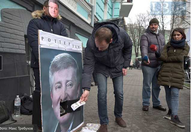 На глазах у топ-менеджеров Рината Ахметова издевались над их боссом