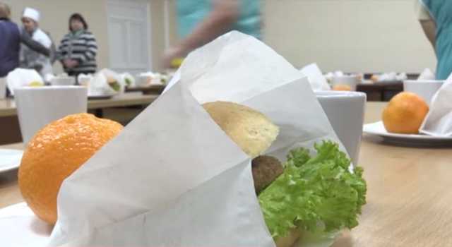 Дешевле и по-европейски: школьников Житомира начали кормить бургерами и запеканками