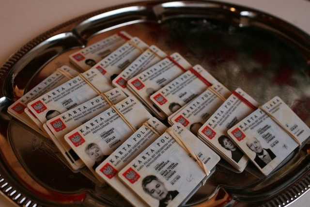 В новом году украинцам будут выдавать карты поляка по новым правилам