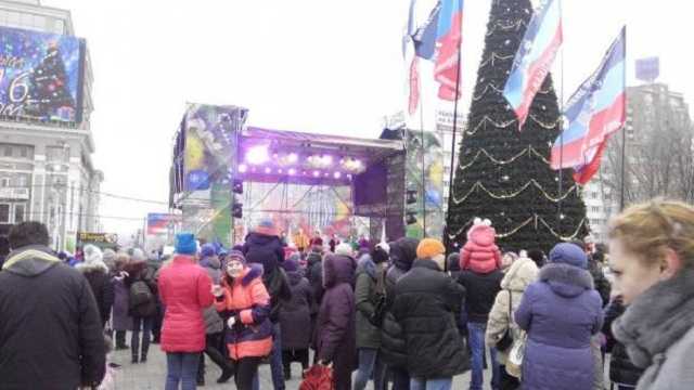 У мережі показали сепаратистську "охорону" новорічної ялинки в окупованому Донецьку