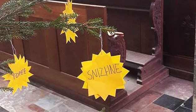 В Чехии новогоднюю елку украсили названиями оккупированных городов Донбасса