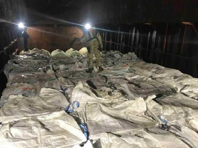 В Черном море задержано иностранное судно с более 1,7 тыс. ящиками сигарет