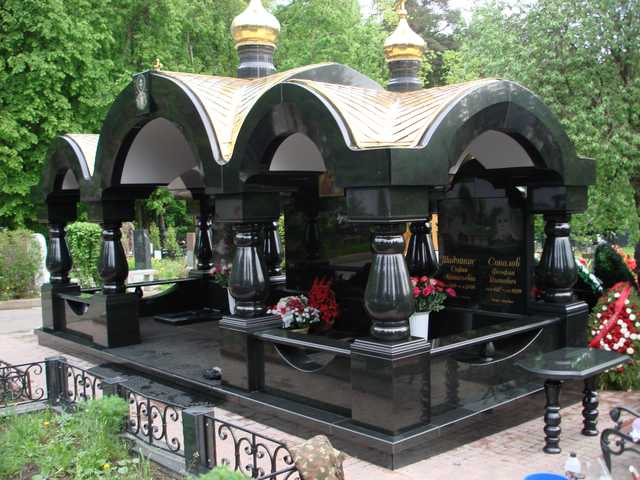 Погиб в бою с «украинскими диверсантами»: странное надгробие в России