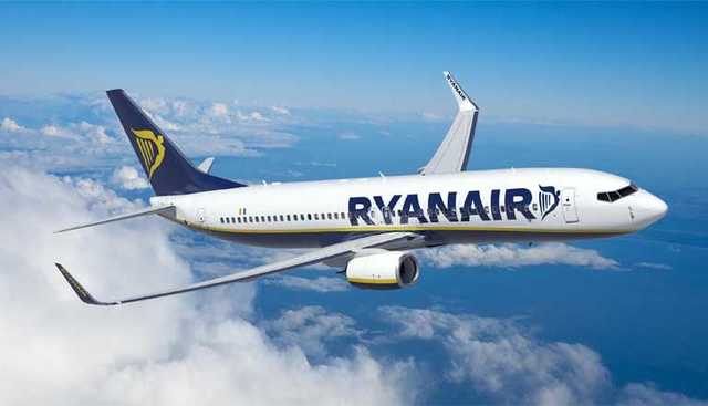 В Испании нетерпеливый пассажир Ryanair не выдержал ожидания и вышел на крыло самолета