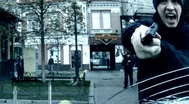 В Киеве неадекватный полицейский разбил стекло автомобиля пистолетом: видео