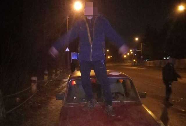 В Хмельницкой области пьяный водитель станцевал перед патрульными на капоте своего авто