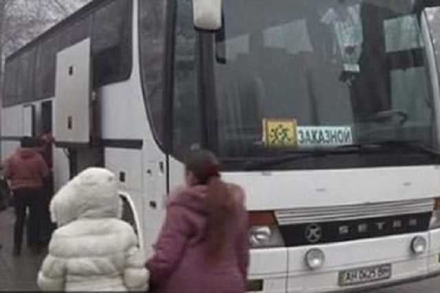 «Элита ДНР» отправила своих детей на «кремлевскую елку» в автобусе с украинскими номерами