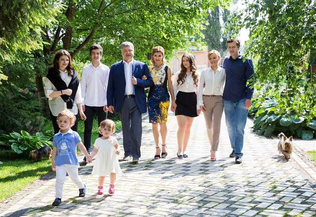 Порошенко опубликовал редкий семейный снимок с внуками