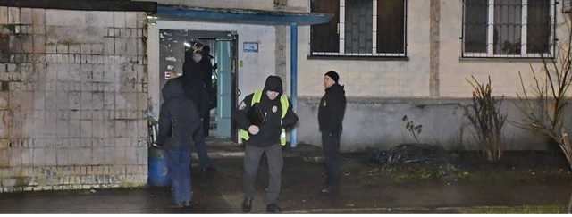В Киеве пожарные спасали из горящей квартиры уже мертвого мужчину
