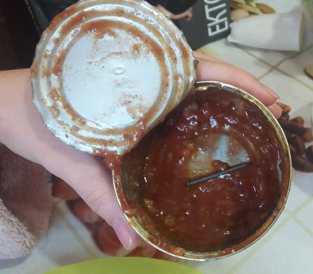 Під Харковом покупців злякала небезпечна знахідка в українській консерві: опубліковані фото