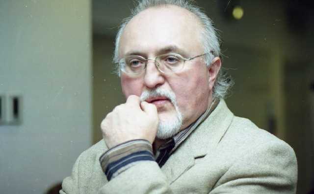 "Уже реально достали": известный писатель назвал "маразмом" рождественскую традицию