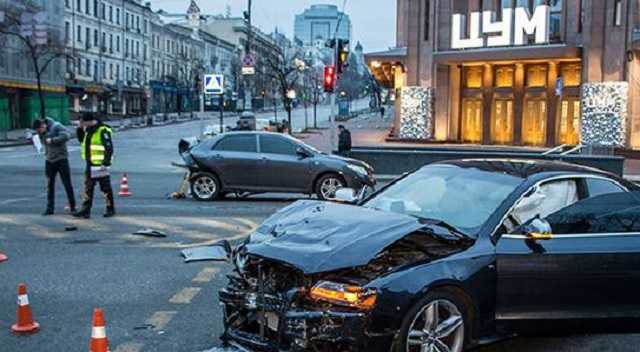 В Рождественское утро на пустом Крещатике дорогу не поделили два авто