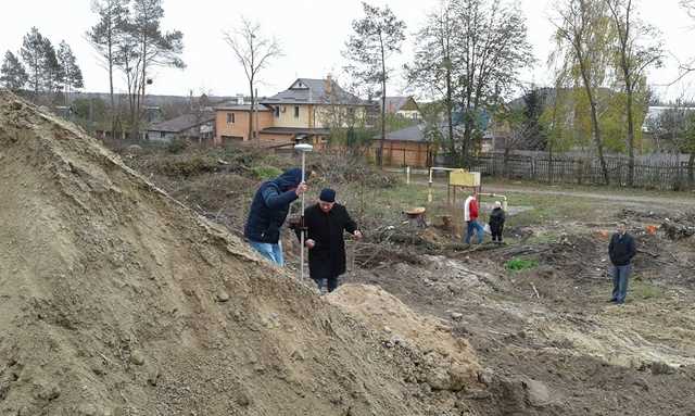Заправка во дворах: Под Киевом местные жители заблокировали скандальное строительство АЗС