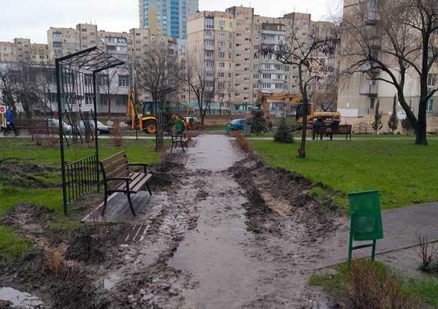 Коммунальщики разрушили сквер на Оболони