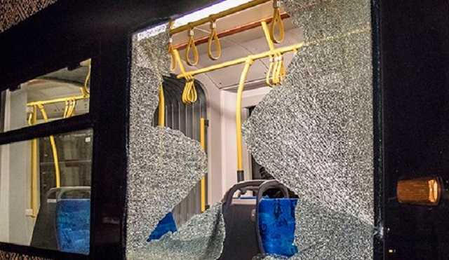 В Киеве на ходу в стекло первого трамвая бросили неизвестный предмет