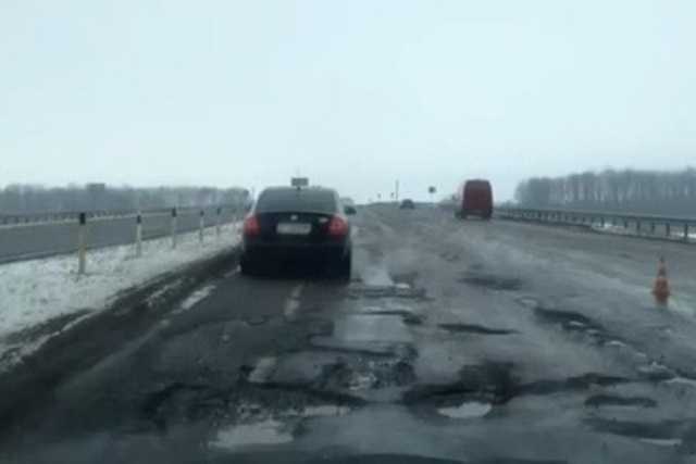 За 200 гривен: Перегруженные фуры разбили "в хлам" автобан Киев-Одесса