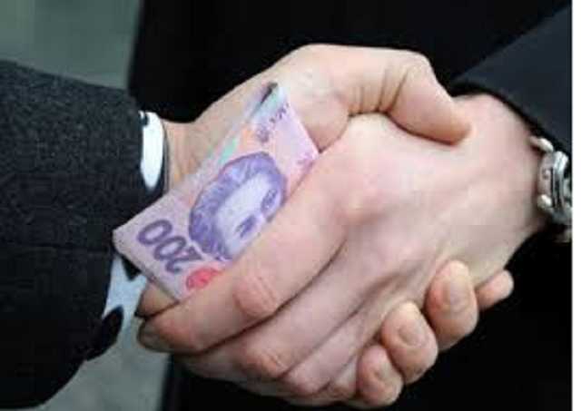 “Развод на 5000 грн”: видео поборов новой полиции разгневало украинцев