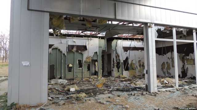 Остались одни стены: В Керчи разграбили АЗС Shell