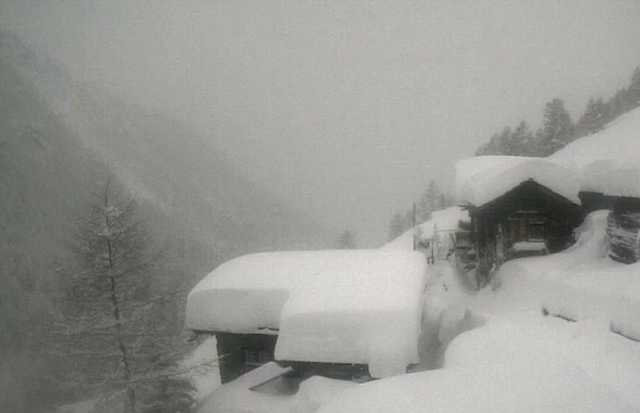 13 тысяч лыжников заблокированы в Альпах, появились фото