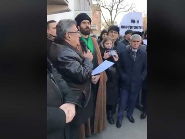 У здания МВД в Киеве азербайджанцы требуют защиты от криминала