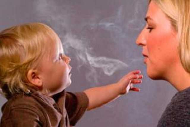 Порошенко предложили отбирать детей у курящих мам