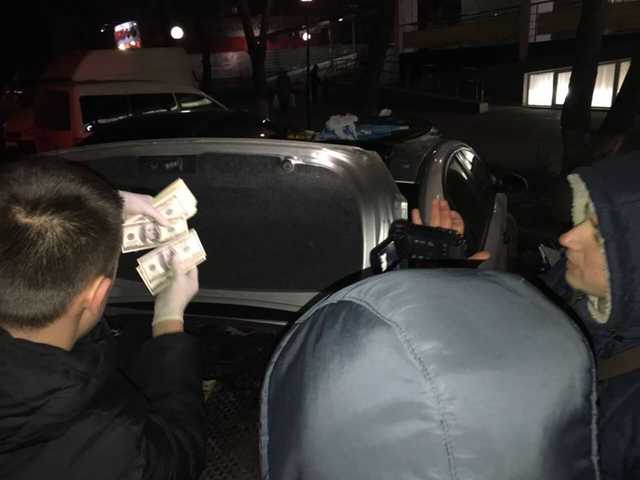 В Винницкой обл. задержали адвоката на взятке в 15 тыс. долларов