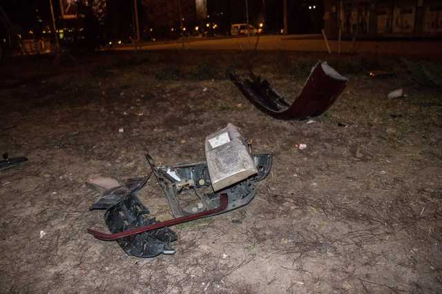 На Соломенской площади авто на высокой скорости влетело в столб