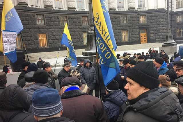 Военные пенсионеры под Кабмином требуют пересчитать им пенсии и отправить Реву в отставку