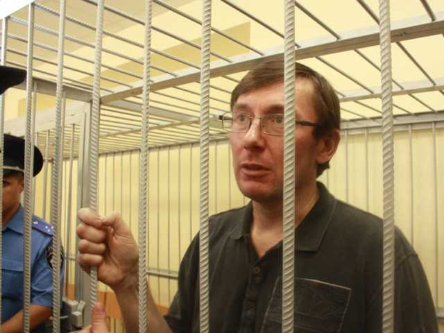 У Луценко один путь: только в тюрьму с конфискацией, - активисты