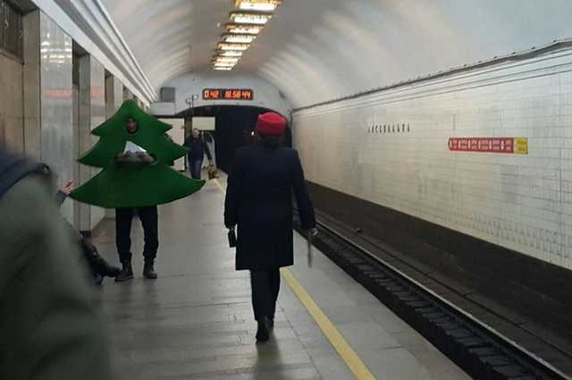 У київському метро помітили чоловіка-ялинку