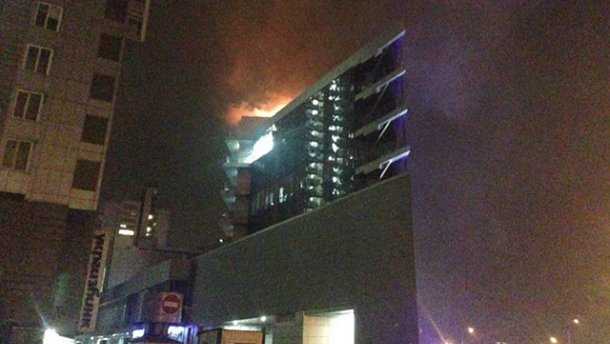 В Киеве загорелся торговый центр: фото, видео