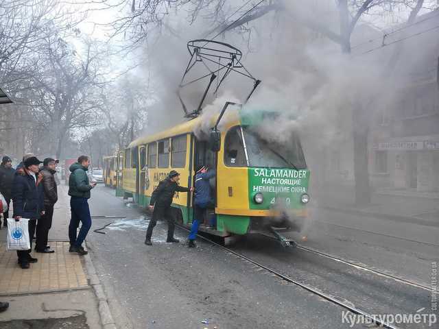 В Одессе загорелся на ходу трамвай: пассажиры выпрыгивали из окон