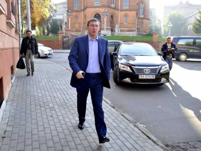 Луценко признался, что никогда не сдавал на права и не водил автомобиль