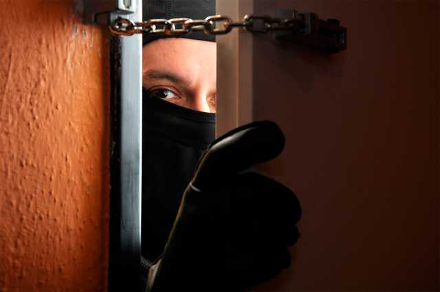 На Печерске поймали грузинских домушников, разбиравших стену в квартиру