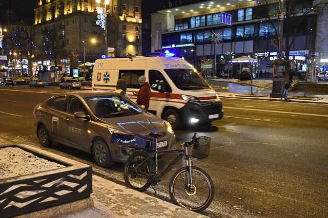 В центре Киева развозчик Domino`s Pizza на скользкой дороге врезался в Uber
