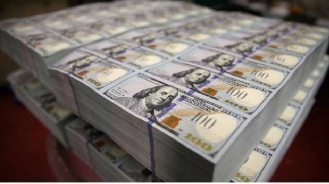 Ежедневно в Украину прилетает самолет с наличными долларами: финансист объяснил причину