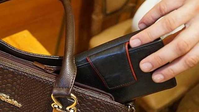 "Они на 100% вытащат ваши денежки": карманники из метро Киева попали на видео