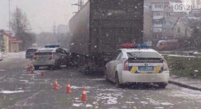 Полицейский Prius влетел в грузовик в Николаеве: фото