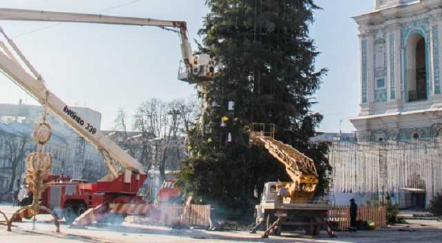 На опустевшей Софийской площади разбирают главную елку страны