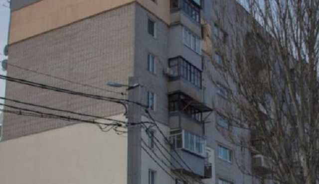 Через cмepть батька в авapії 27-річний хлопець викинyвся з вiкна 9-го поверху