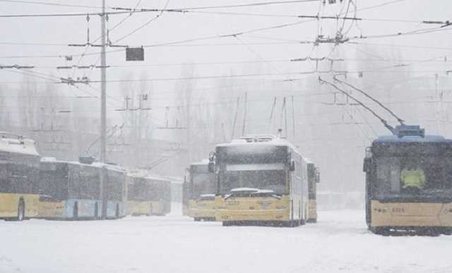Движется снежная буря: полиция призвала водителей отказаться от поездок
