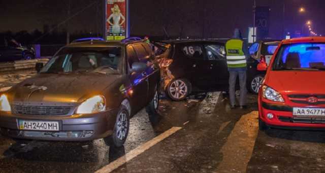 На Набережном шоссе произошло двойное ДТП: столкнулись пять машин