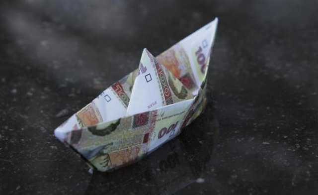 Гривна превращается в бумагу. Расплачиваться будем землей?